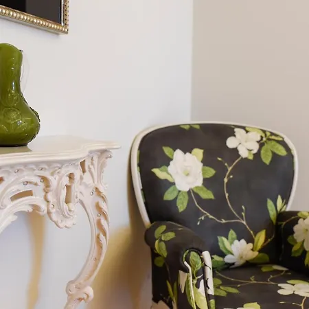 Sundial Gardens & Suites ゲストハウス 4*